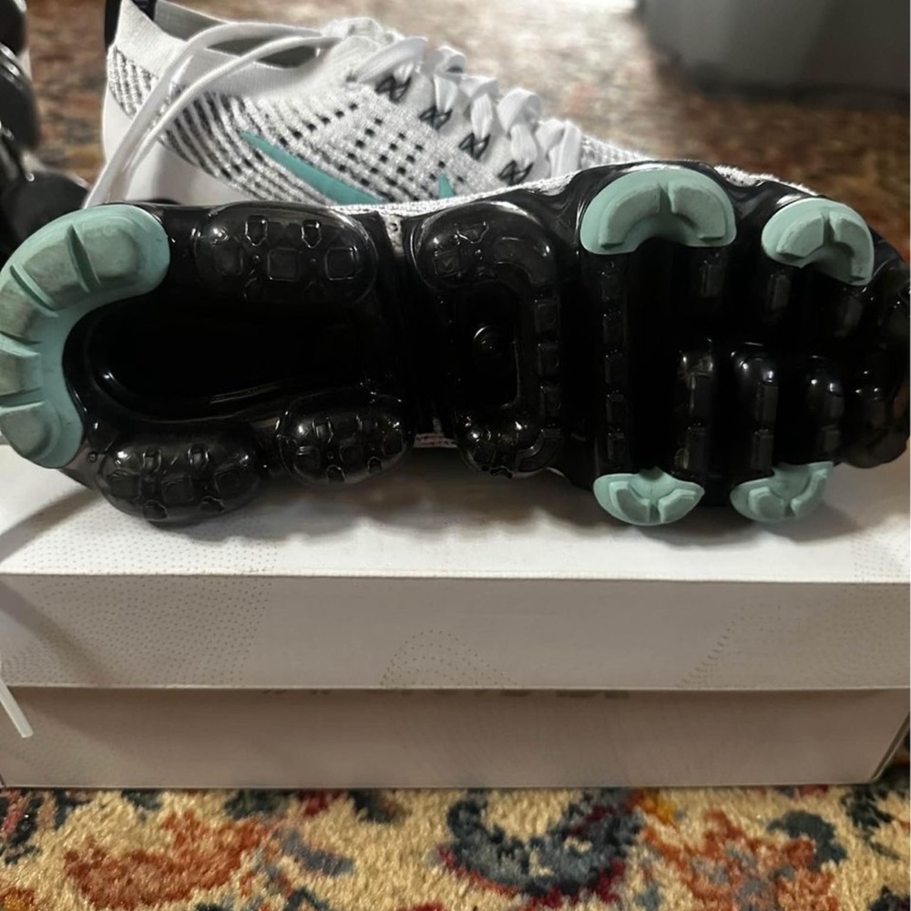 Nike - Picture 2 of 3